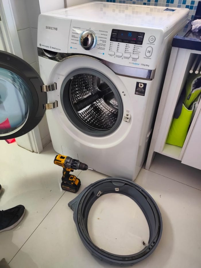 Lava e seca Samsung com a porta removida durante o conserto